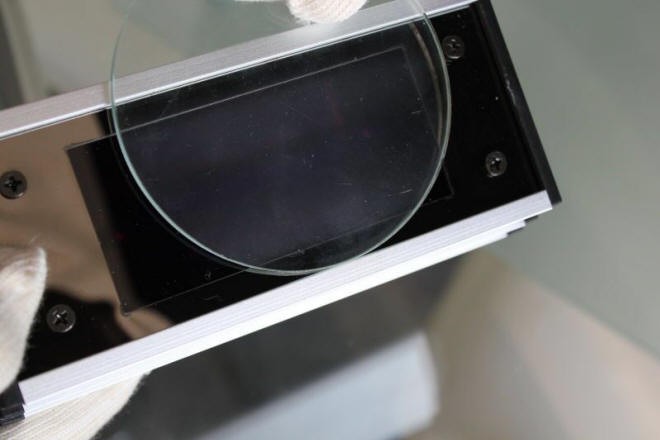 玻璃正面在玻璃正反面检查灯LEC-280L照射下呈现透明