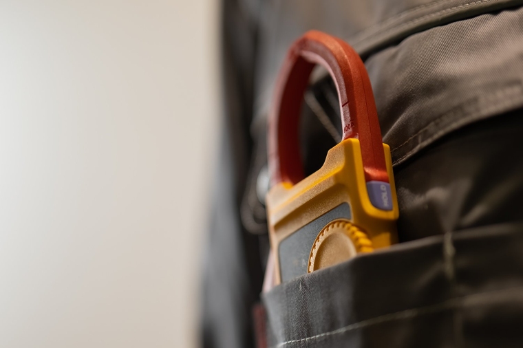 出发去现场时，不再携带沉重工具，将钳表如手机一样装入口袋随身携带。随时测试，工作更加高效轻松。